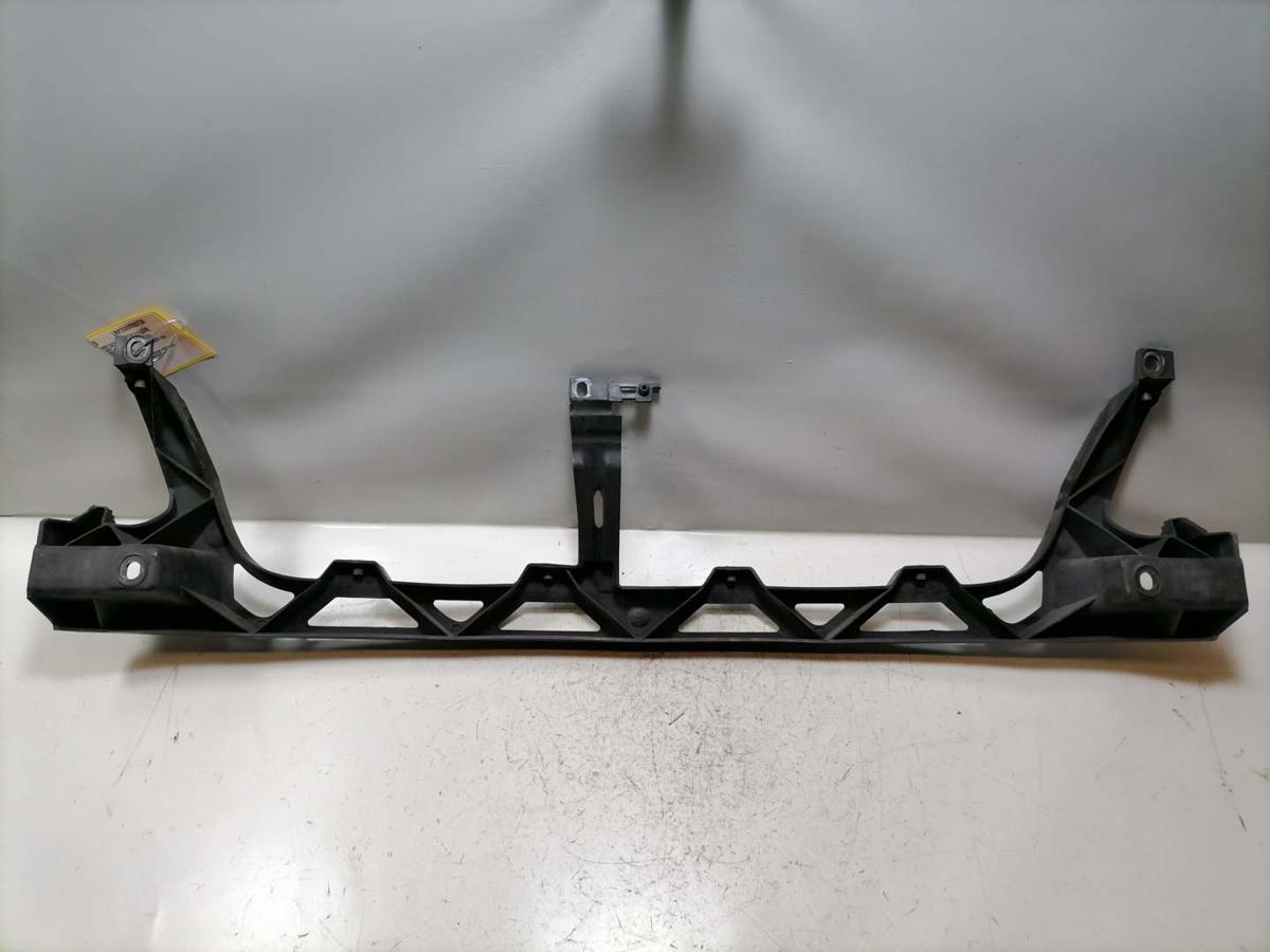 VW Passat 3BG original Grilltr&auml;ger Plastik-Verst&auml;rkung St&uuml;tzteil Sto&szlig;f&auml;nger vorn oben Bj.2005